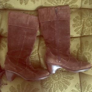 Barely worn dansco leather boots
